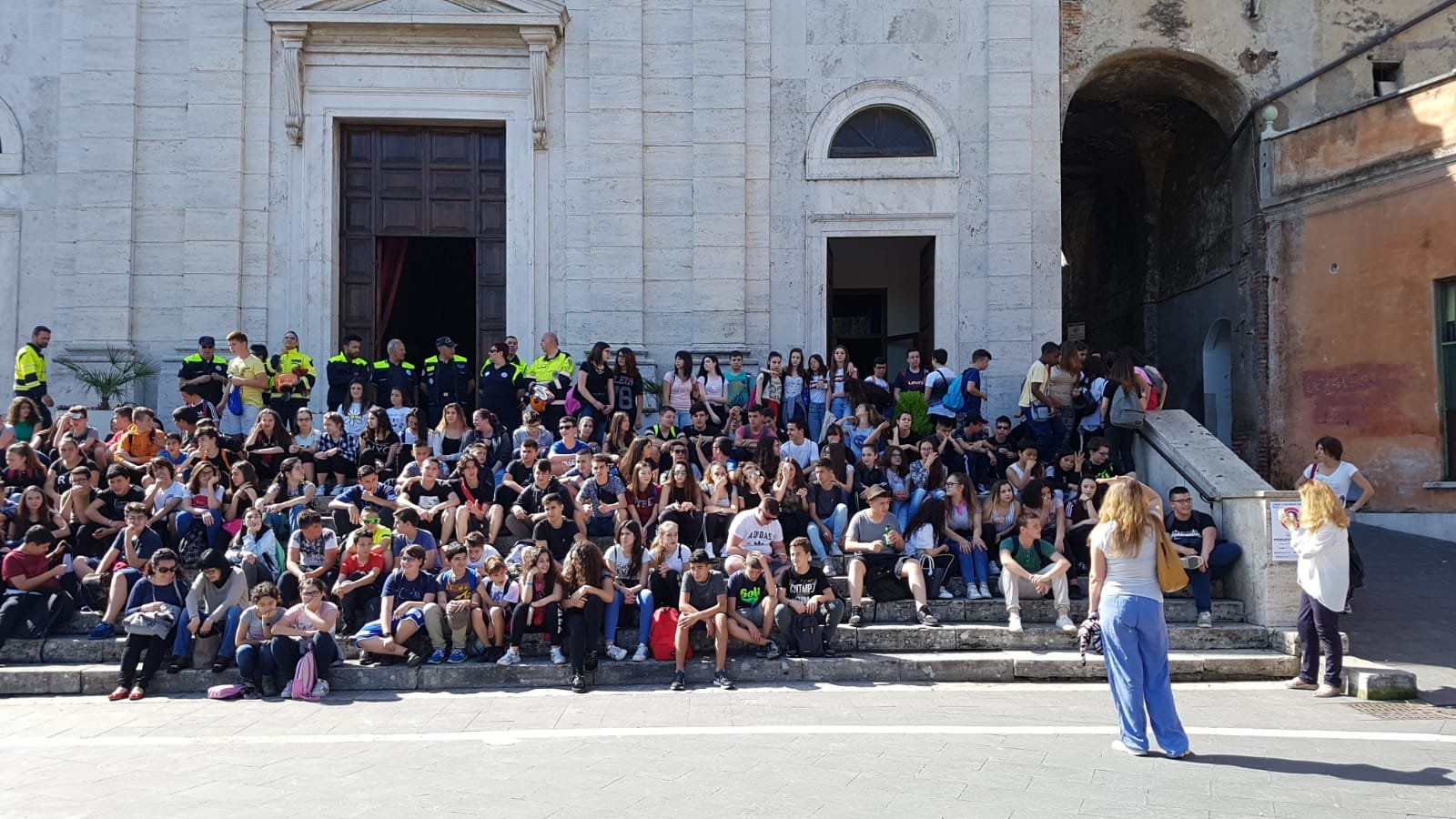 Gruppo di partecipanti davanti alla chiesa