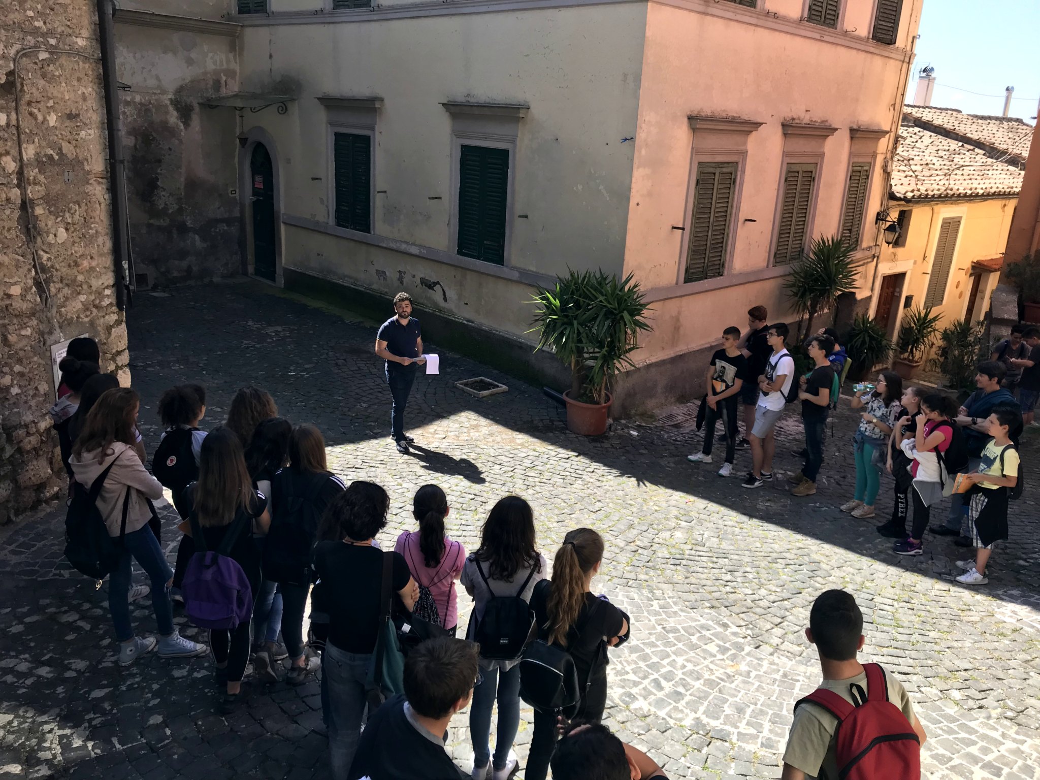 Partecipanti durante una tappa del Trekking Urbano